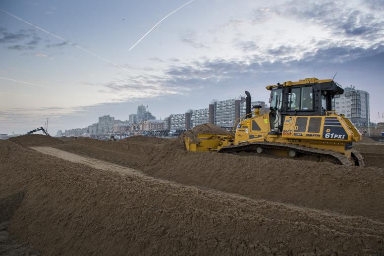 MATRENT Des pousseurs Matrent pour la construction de la piste de la course sur sable à Scheveningen